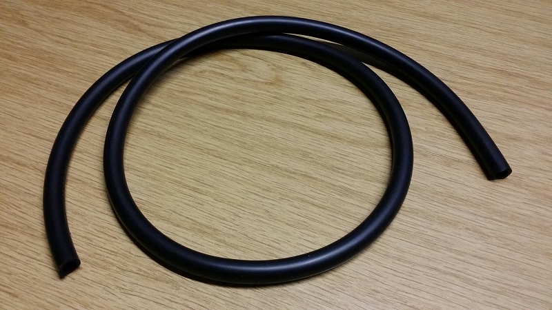 Vollgummi-Benzinschlauch 1,25 m Ring, schwarz (Øi = 7.5/ ØA = 11.5)